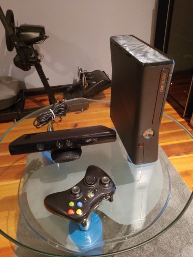 Zdjęcie oferty: Xbox 360 Slim czarna kinect gry pad 