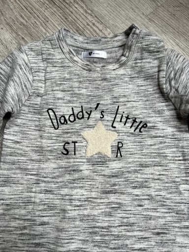 Zdjęcie oferty: NOWY dres jednoczęściowy V by Very 86 cm pajacyk dresik Daddy’s little star