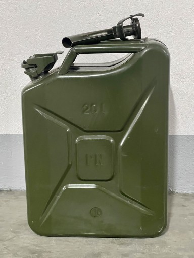 Zdjęcie oferty: Kanister 20L HCP PN 1982 lejek oryginał PRL 1980