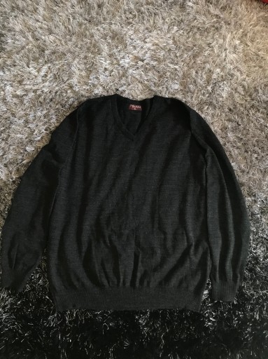 Zdjęcie oferty: Czarny męski sweter w serek XL Poltex