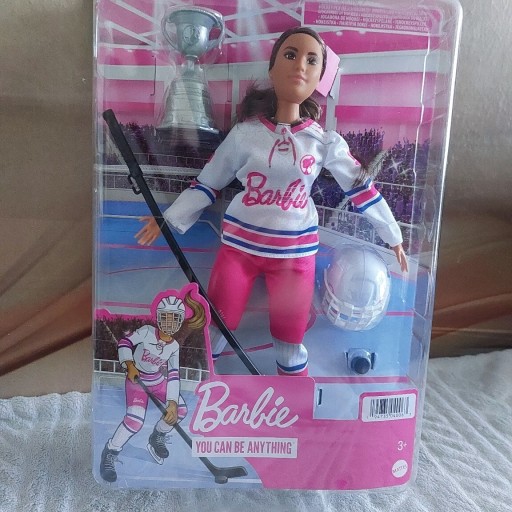 Zdjęcie oferty: Nowa, lalka Barbie łyżwiarka z akcesoriami.