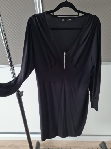Zdjęcie oferty: Czarna sukienka z dużym dekoltem r. 44/46
