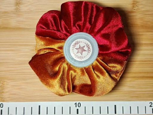 Zdjęcie oferty: Aksamitna scrunchie średniej wielkości w kolorze czerwono-złotym
