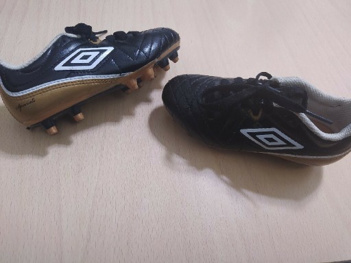 Zdjęcie oferty: Korki Umbro Speciali czarno złote 27,5  18 cm