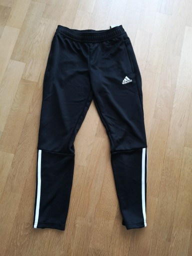 Zdjęcie oferty: spodnie dresowe Adidas rozm. 140