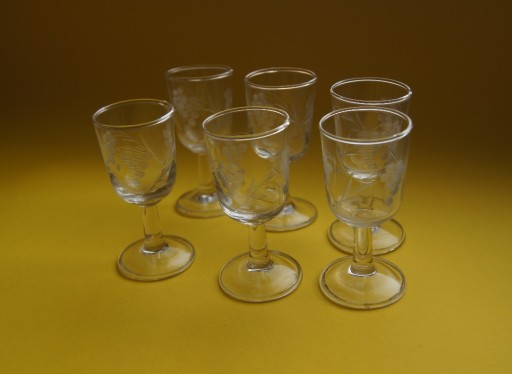 Zdjęcie oferty: Kieliszki szklane z ornamentem
