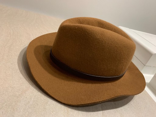 Zdjęcie oferty: Brązowy wełniany kapelusz ze skórzanym paskiem