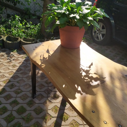 Zdjęcie oferty: Orginalny drewniny stół na żeliwnych nogach.