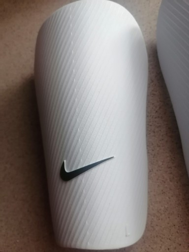 Zdjęcie oferty: Nike ochraniacze roz.L Nagolenniki Piłkarskie Nike