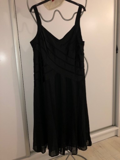 Zdjęcie oferty: Czarna sukienka wizytowa M&S rozm. 20 z bolerkiem 