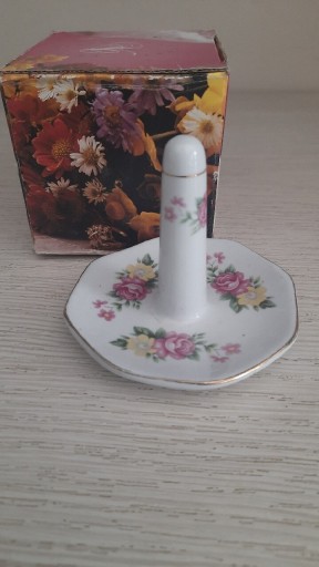 Zdjęcie oferty: Porcelanowy stojak na biżuterię