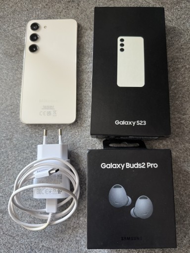Zdjęcie oferty: Samsung Galaxy S23 Biały z AirBuds 2 Pro. Stan b.dobry