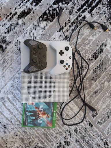 Zdjęcie oferty: Xbox One S.Oraz 2 pady, gra, zasilacz i kabel HDMI