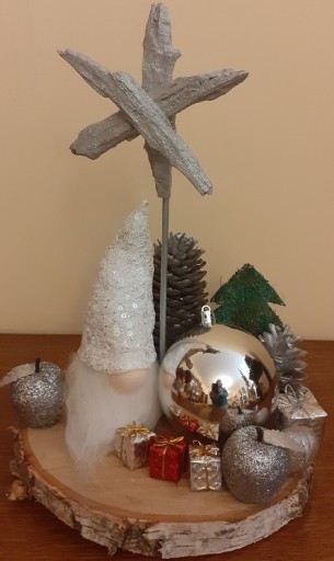 Zdjęcie oferty: Stroik świąteczny ze skrzatem wys. ok. 30cm