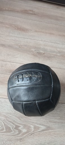Zdjęcie oferty: Stara piłka skórzana do siatkówki 
