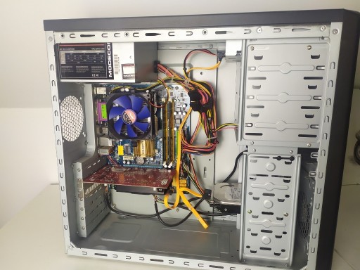 Zdjęcie oferty: Komputer stacjonarny 4x2.4 GHZ/4GB ram/ Hdd 250GB