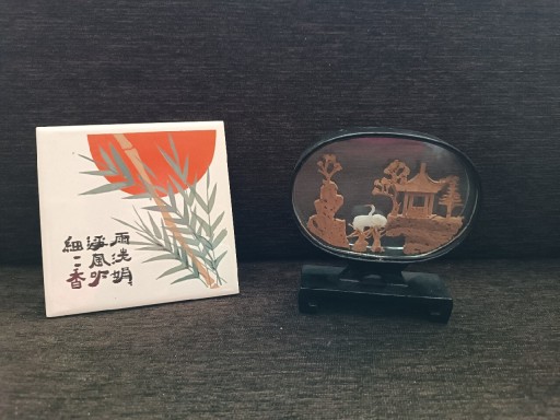 Zdjęcie oferty: 2 x chińskie ozdoby: kafelek i miniatura z korka 