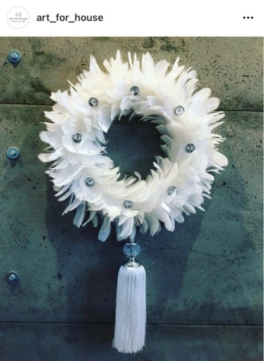 Zdjęcie oferty: Wianek dekoracyjny z piór biały chwost kryształki 