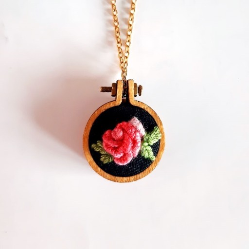Zdjęcie oferty: Ręcznie haftowany naszyjnik Różowa róża