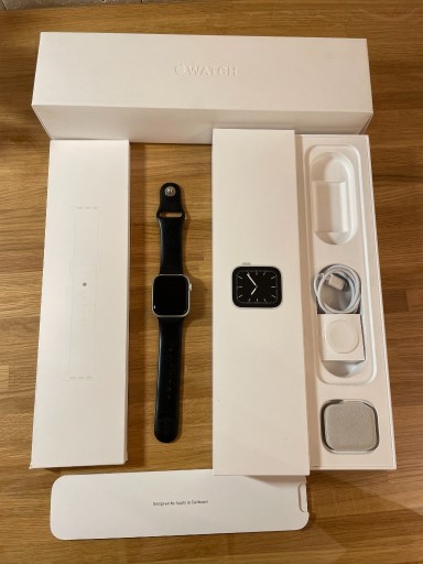 Zdjęcie oferty: Smartwatch Apple Watch Series 5 GPS 40mm srebrny