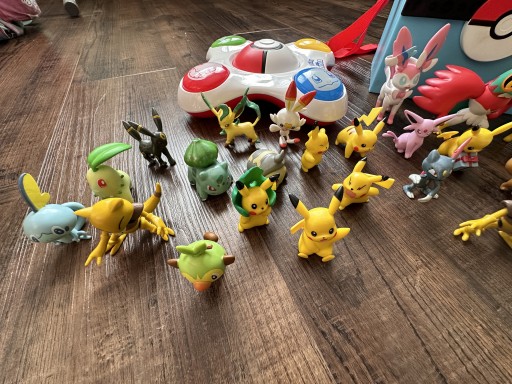 Zdjęcie oferty: Duży zestaw Pokémon (figurki, gra , walizka) 