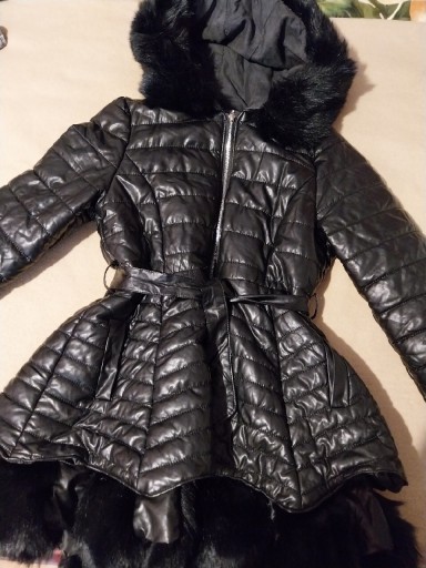 Zdjęcie oferty: Czarny płaszczyk z futrzanym dodatkami