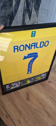 Zdjęcie oferty: koszulka z autografem Cristiano Ronaldo w ramie