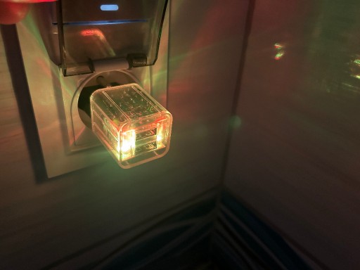 Zdjęcie oferty: ładowarka 2 x usb 220-240V podświetlana LED