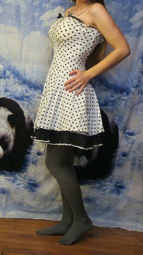 Zdjęcie oferty: Sukienka biała w czarne kropki groszki rozkloszowa