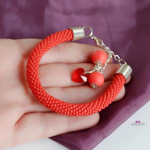 Zdjęcie oferty: Czerwona bransoletka z koralików plus swarovski