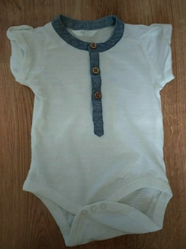 Zdjęcie oferty: Białe koszulowe body z krótkim rękawem, eleganckie body niemowlęce r. 62