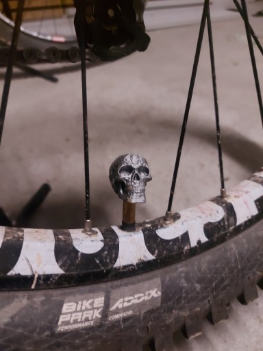 Zdjęcie oferty: Nakrętki na wentyl rowerowy samochodowy