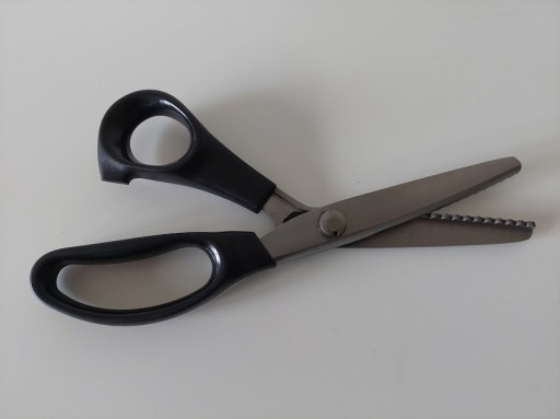 Zdjęcie oferty: Nożyczki krawieckie zabkowane fala 5 mm