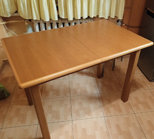 Zdjęcie oferty: Stół rozkladany i cztery krzesła 