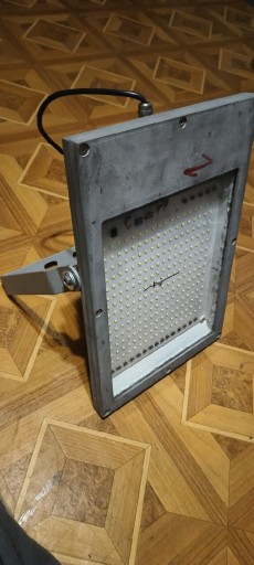 Zdjęcie oferty: Lampa LED 200W na bazie dużej solidnej obudowy