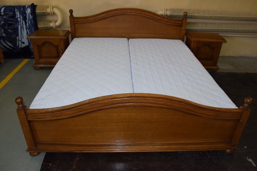Zdjęcie oferty: łóżko z materacami i szafkami - komplet jak nowy 