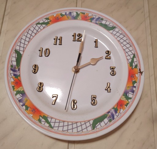 Zdjęcie oferty: Zegar wykonany z plastikowego talerza