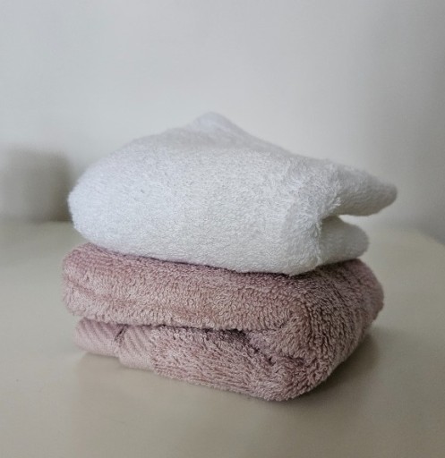 Zdjęcie oferty: Zestaw 2 ręczników bambusowych w kolorze białym i różowym