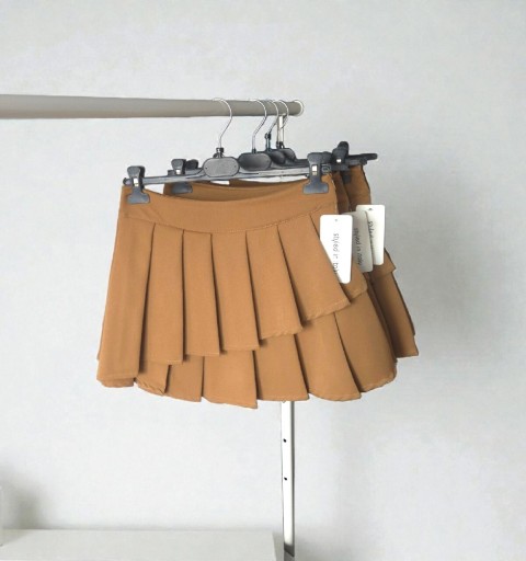 Zdjęcie oferty: Włoska spódniczka z podwójną plisą i ukrytymi szortami, camel, L
