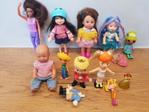 Zdjęcie oferty: Zabawki Figurki Lalki różne 12 sztuk