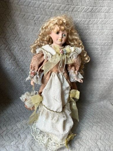 Zdjęcie oferty: Kolekcjonerska lalka porcelanowa na stojaku
