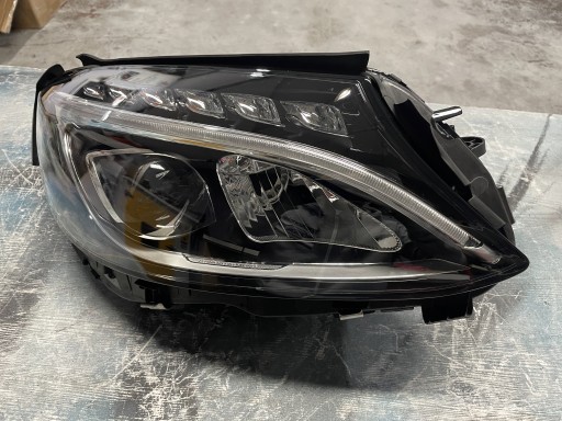 Zdjęcie oferty: Lampa reflektor Mercedes W205 full led prawy