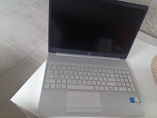 Zdjęcie oferty: Laptop Hp rok gwarancji , bardzo mało używany 