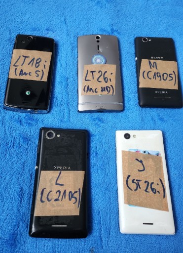 Zdjęcie oferty: Zestaw 5 uszkodzonych telefonów SONY