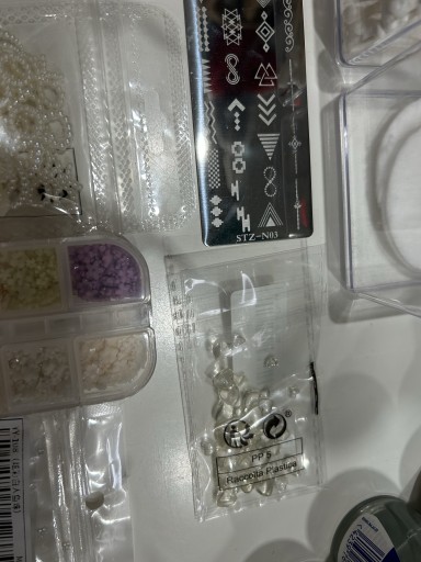 Zdjęcie oferty: Zestaw ozdób i cyrkonii do paznokci 