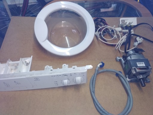 Zdjęcie oferty: Silnik , programator oraz części do pralki Indesit