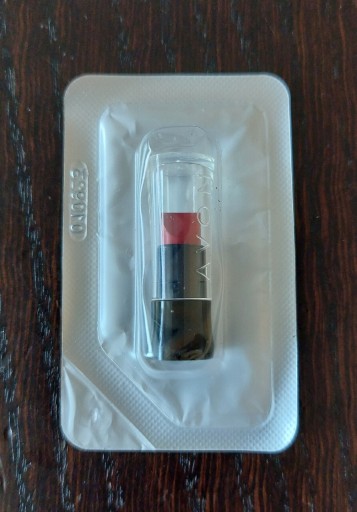 Zdjęcie oferty: Avon ultrakremowa szminka Red 2000 próbka 