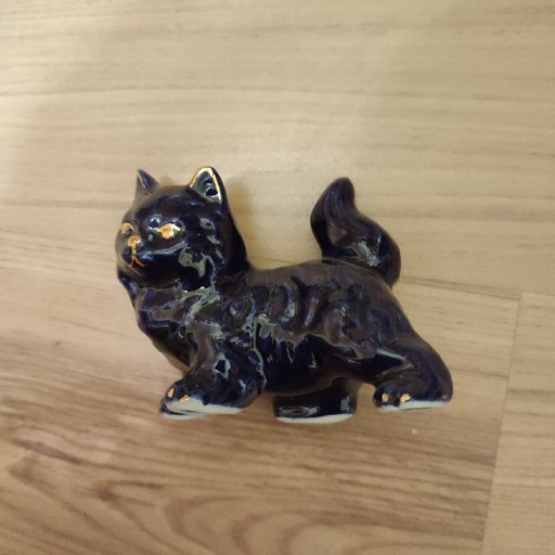 Zdjęcie oferty: Porcelanowa figurka kota granatowy