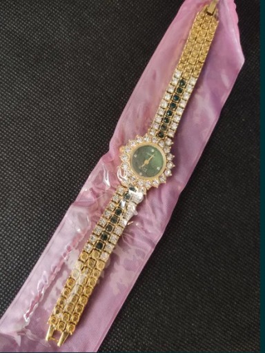 Zdjęcie oferty: Nowy zegarek damski w kolorze złotym z cyrkoniami