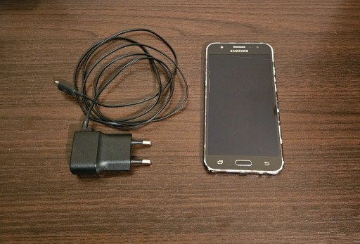 Zdjęcie oferty: Smartfon Samsung Galaxy J5 1,5 GB / 8 GB czarny